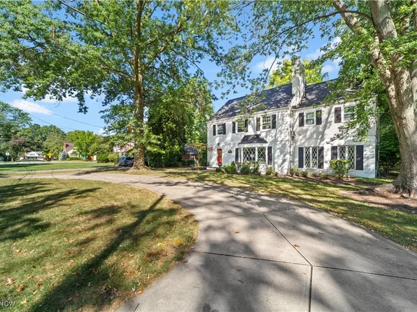 18880 Rivercliff Dr, Fairview Park, OH 44126