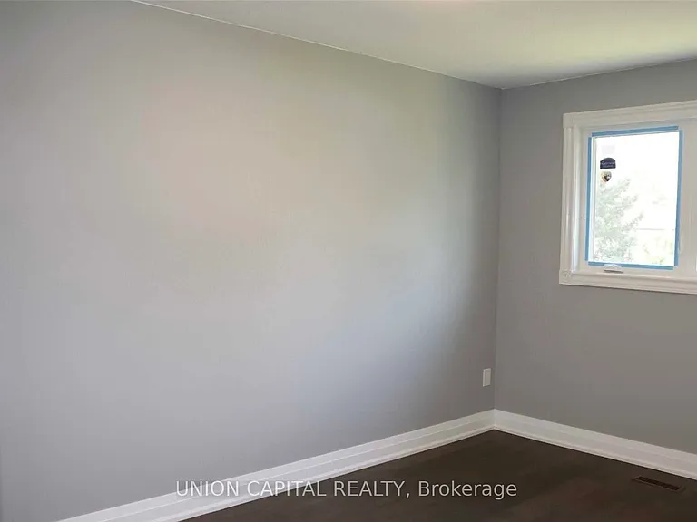 3210 Fairfox Cres — Photo 17