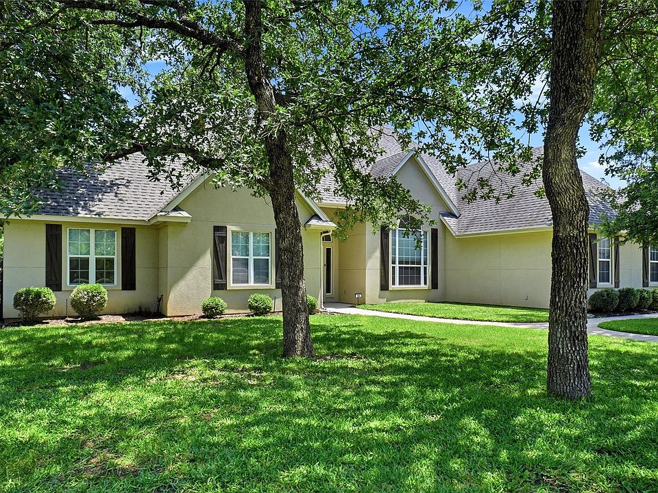 1st image of 102 Manders Ct