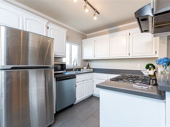 4th image of 2320 Oak St APT 5