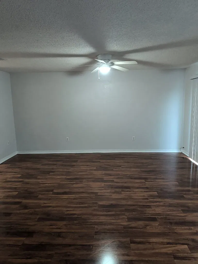 1829 Whispering Oaks Lane — Photo 3