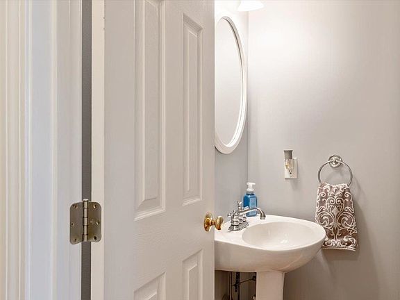 5th image of 118 Sadler Lane