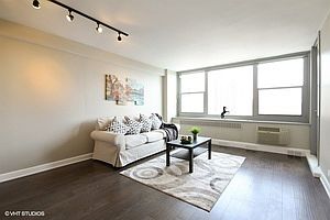 4th image of 555 W Cornelia Ave APT 1602
