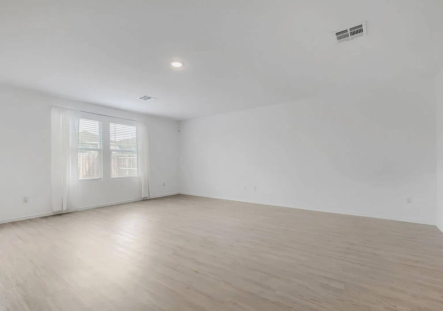 Beautiful 4-bedroom, 2.5-bath home in the desirable Silos Community! — Photo 3