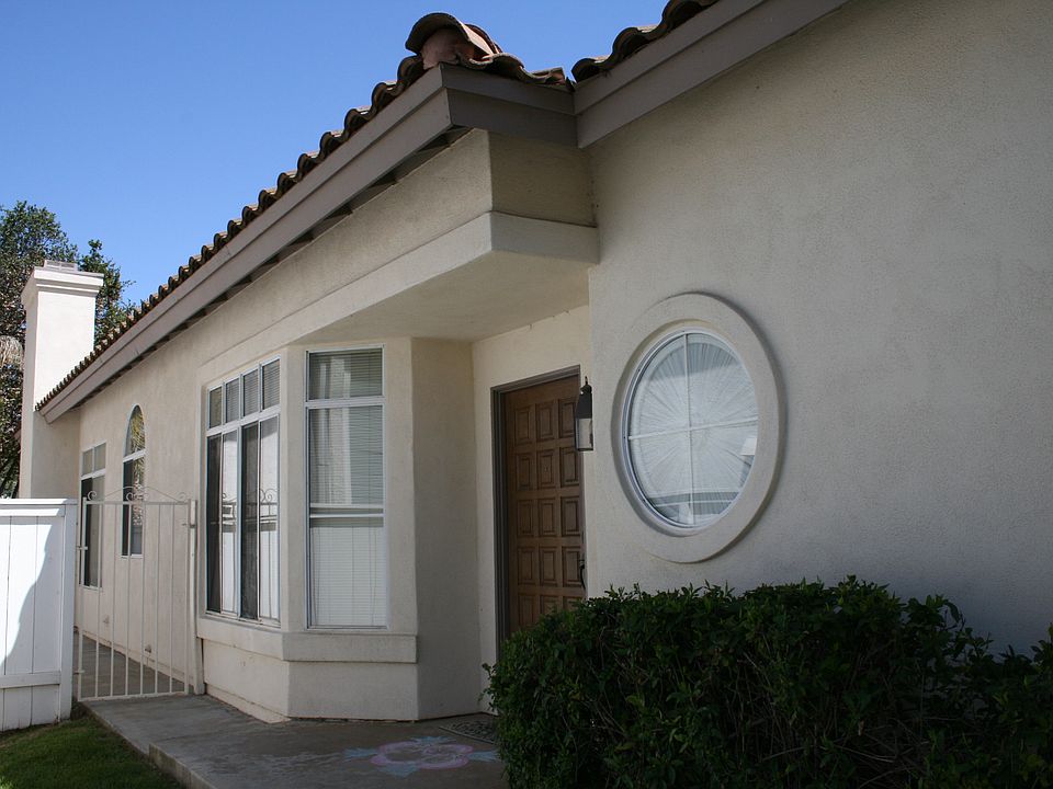 side house entry walk in next to side gate get in back yard