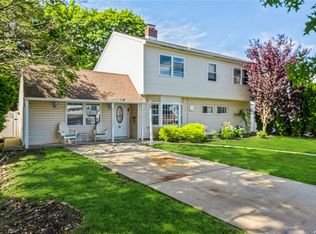 15 Bobolink Ln, Levittown, NY 11756