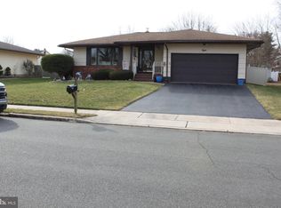 8 Mint Leaf Dr, Hamilton, NJ 08690