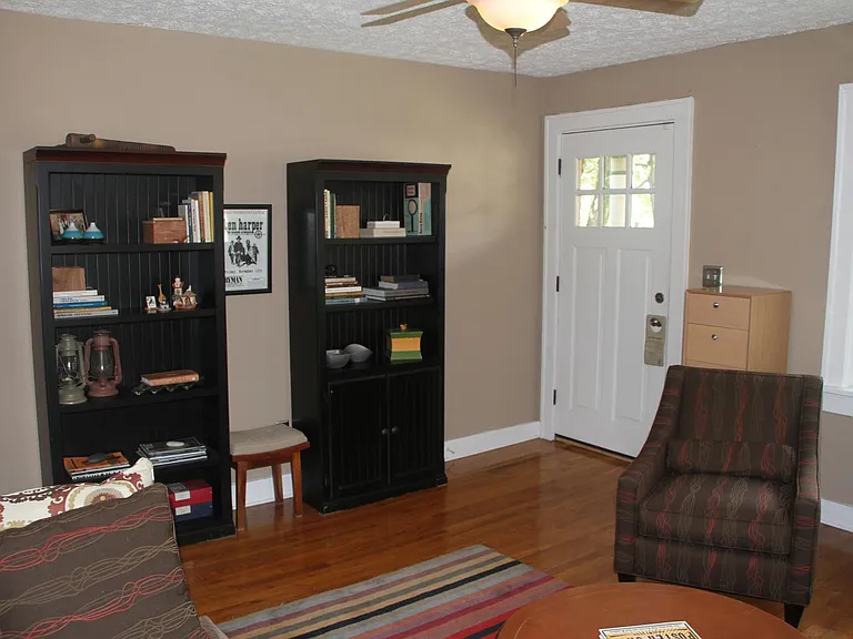 1014 Iverson Ave — Photo 3