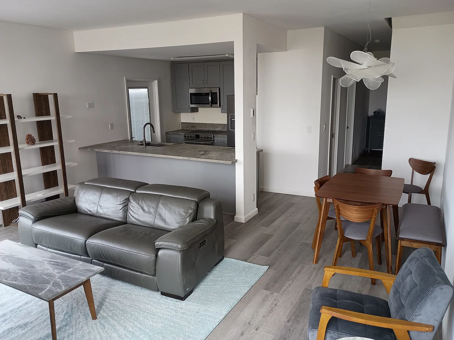 3 bed, 2.5 bath, 1850 sqft, $6,200 — Photo 3