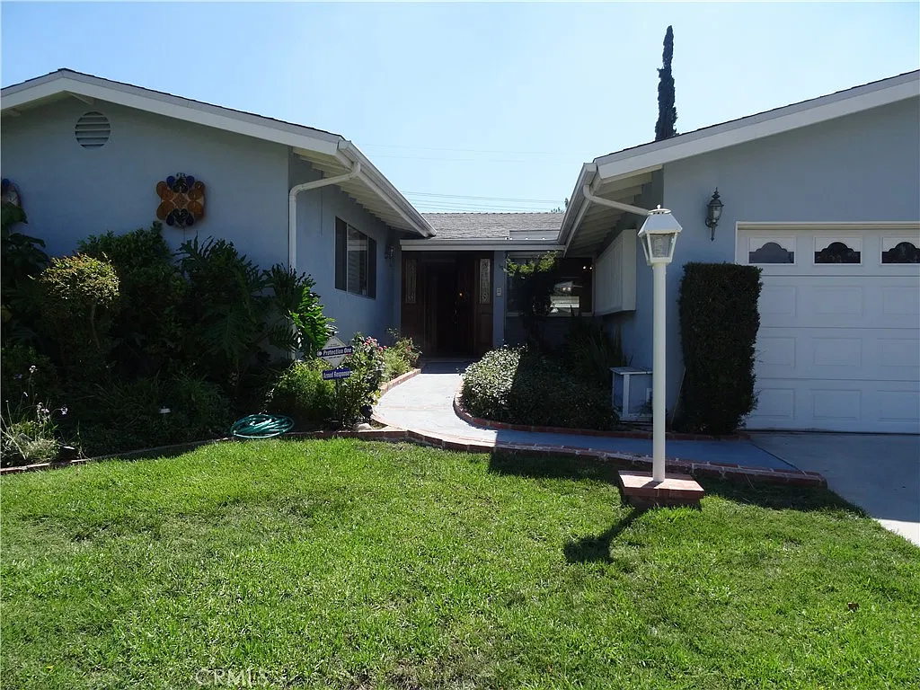 4 bed, 2364 sqft, $4,500 — Photo 2
