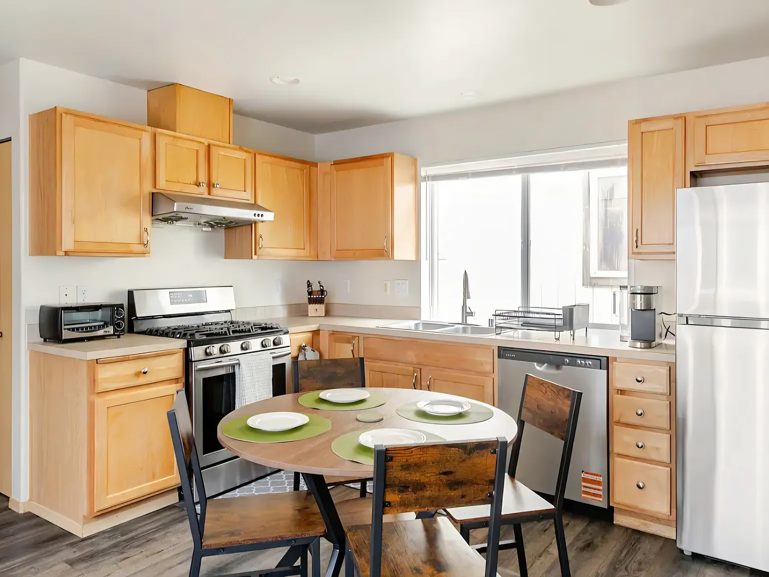 3 bed, 2.5 bath, 1440 sqft, $3,100 — Photo 2