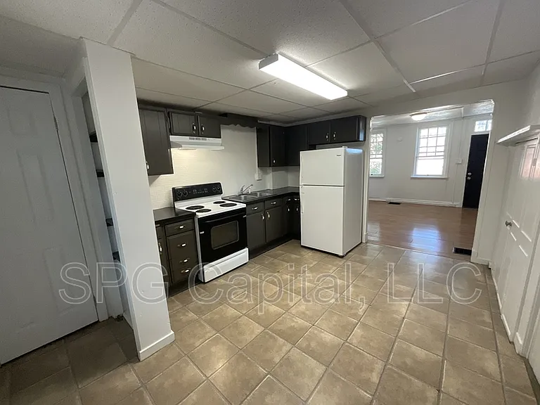 330 W King St — Photo 3