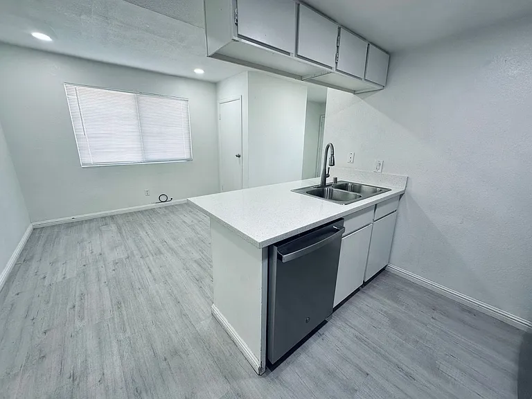 4225 Stewart Ave — Photo 8