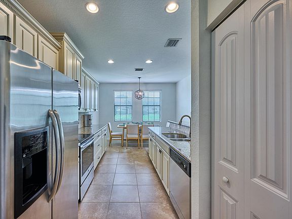3rd image of 118 W Astor Circle