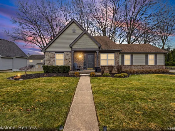 510 Woodland Hills Dr, Walled Lake, MI 48390