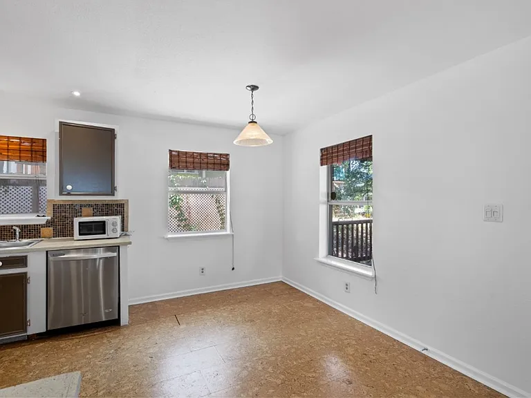 1211 Delano St — Photo 6