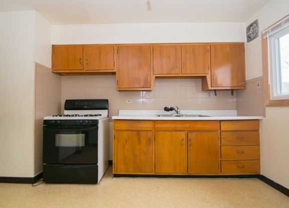 4th image of 1458 Lincoln Pl