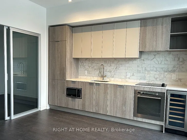 2020 Bathurst St #812 — Photo 5