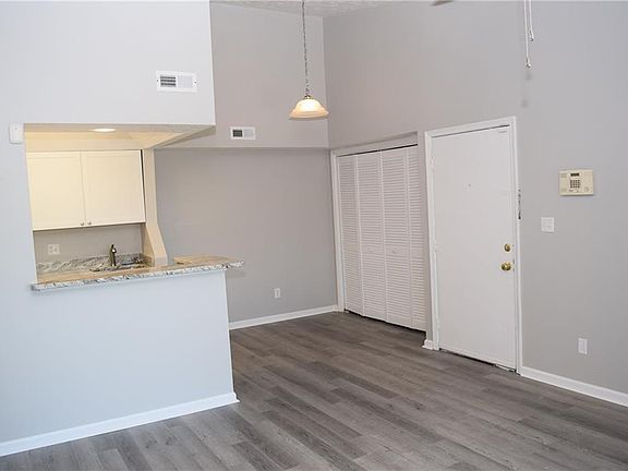 5th image of 142 Haverford Ct #2