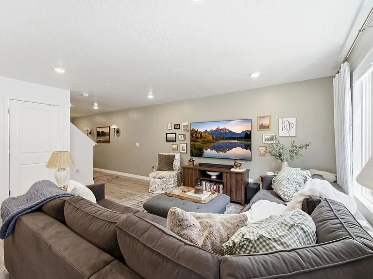 1113 E Jack Dr — Photo 4