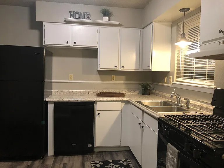 1203 E Pecan St — Photo 8