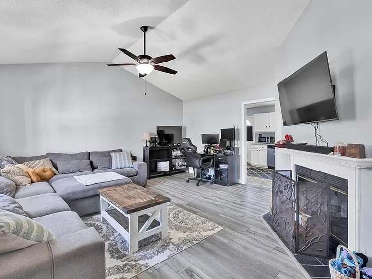 110 Foxlair Dr — Photo 3