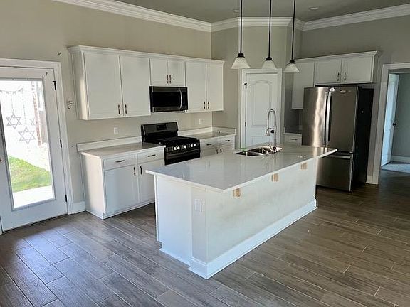 4th image of 177 Adley Ave