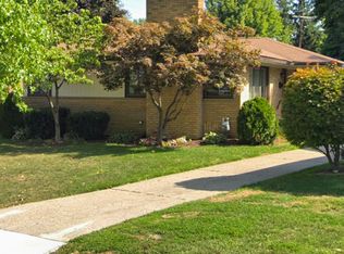 20660 Maple Ln, Grosse Pointe Woods, MI 48236