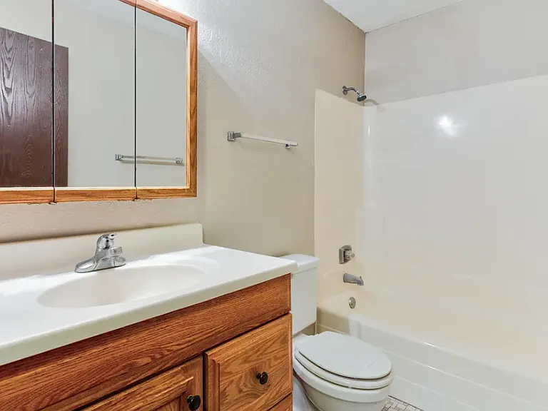 Foot Lake Apartments — Photo 31