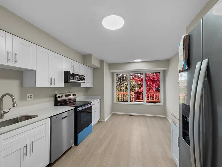 20 Rhodes Pl — Photo 2