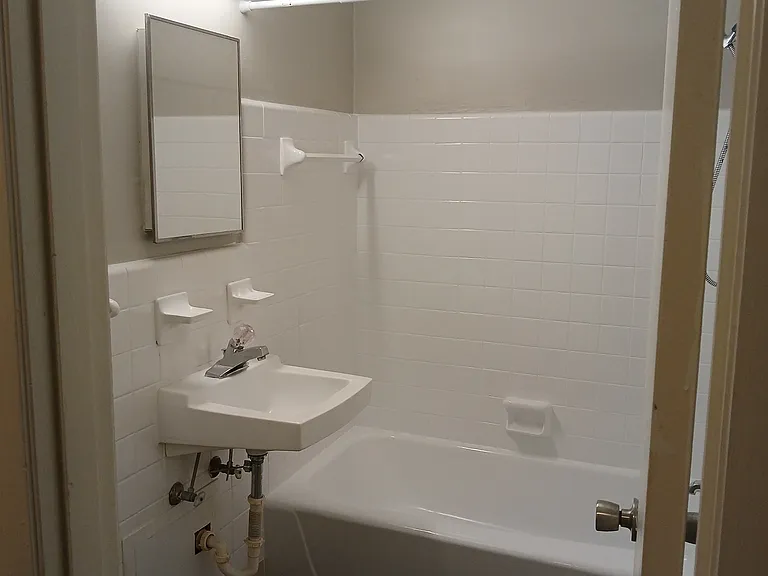 Franklin Manor Apartments — Photo 23