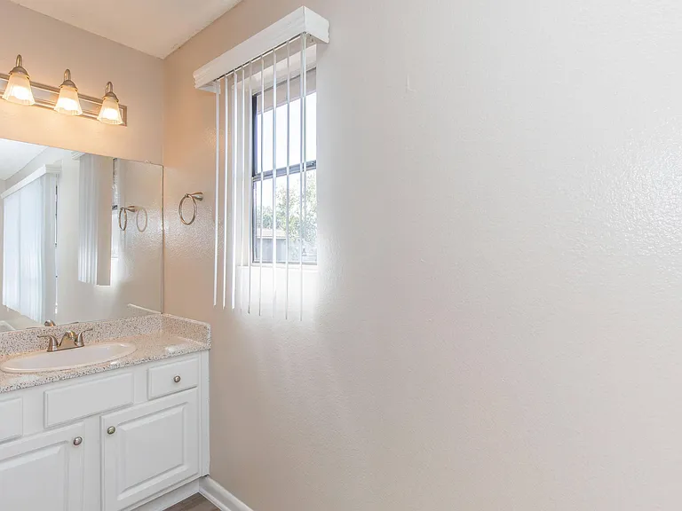 Oak Tree Court Apartment Homes — Photo 60