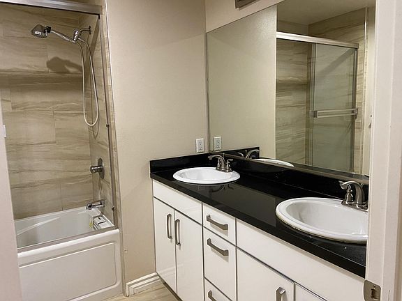 4th image of 431 N Los Robles Ave Unit 3