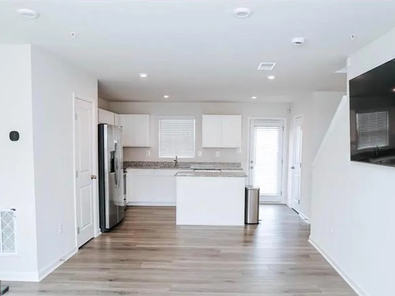 118 Charlotte St — Photo 4