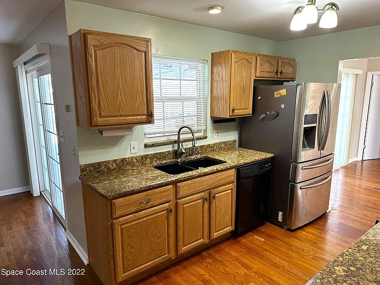 1660 Neptune Dr — Photo 10