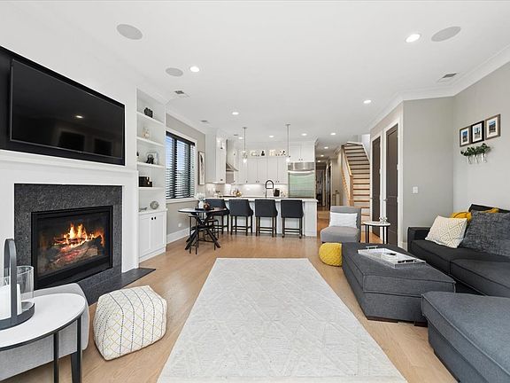 4th image of 1731 W Roscoe St #3