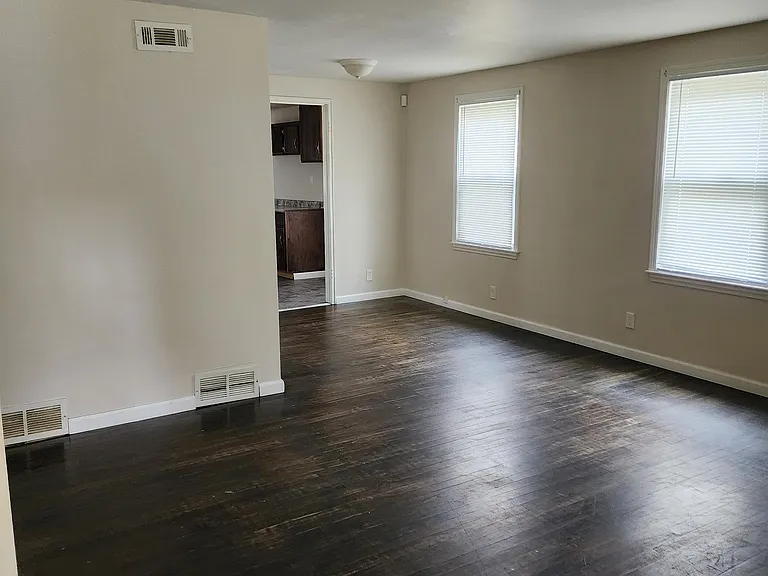 1129 Roosevelt St — Photo 2