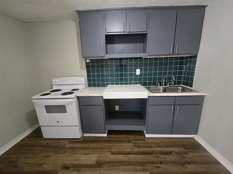 202 N Logan St — Photo 10