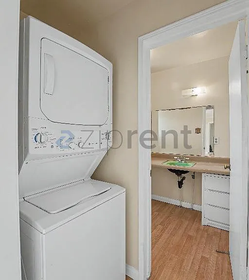 428 E 44th Cir — Photo 15
