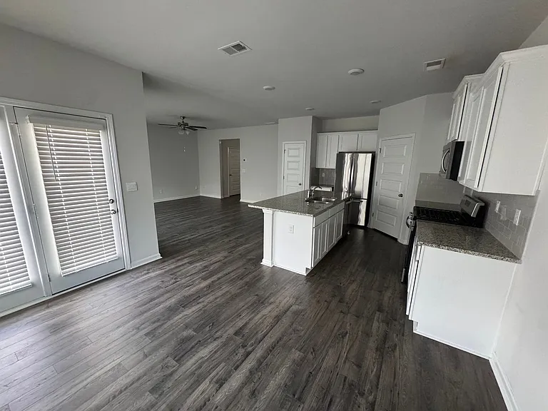 430 Whitby St — Photo 7