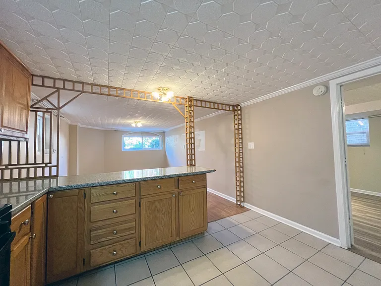 5733 W Melrose St — Photo 1