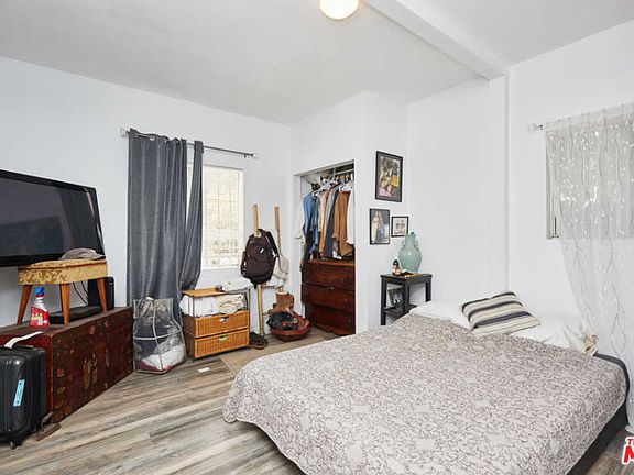 4th image of 3260 Drew St