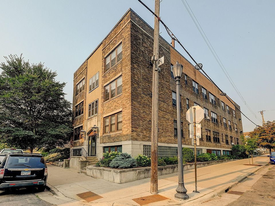 Northeast 3rd floor unit overlooks Stevens Square Park.
This is a secure building, with mailboxes at the front entrance. There is off street parking available through Mint Properties in the lot behind the building.