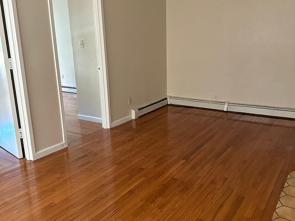 2nd image of 1748 Jarvis Ave