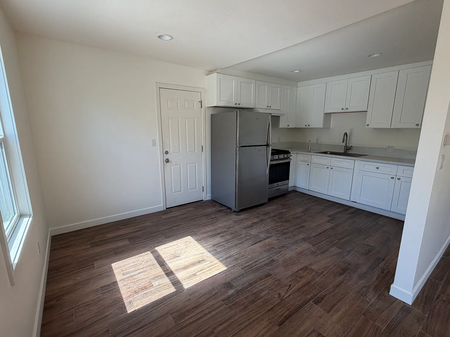 2 bed, 800 sqft, $2,500 — Photo 3