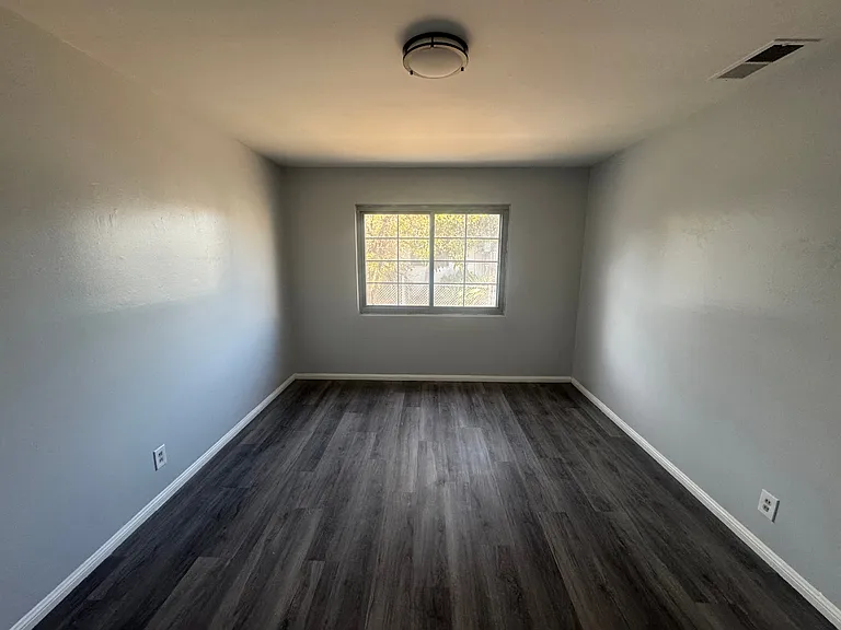 9021 Reading Ave — Photo 4