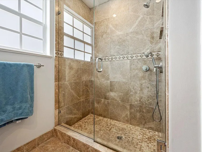 2201 N Lakeside Dr — Photo 14