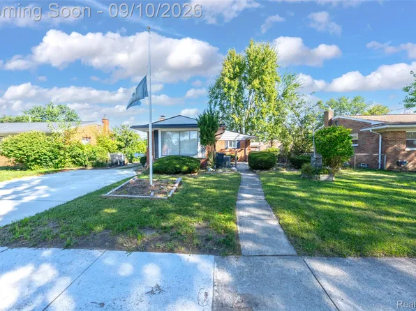 16375 Kennedy St, Roseville, MI 48066