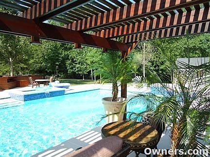 Pool from under the Pergala