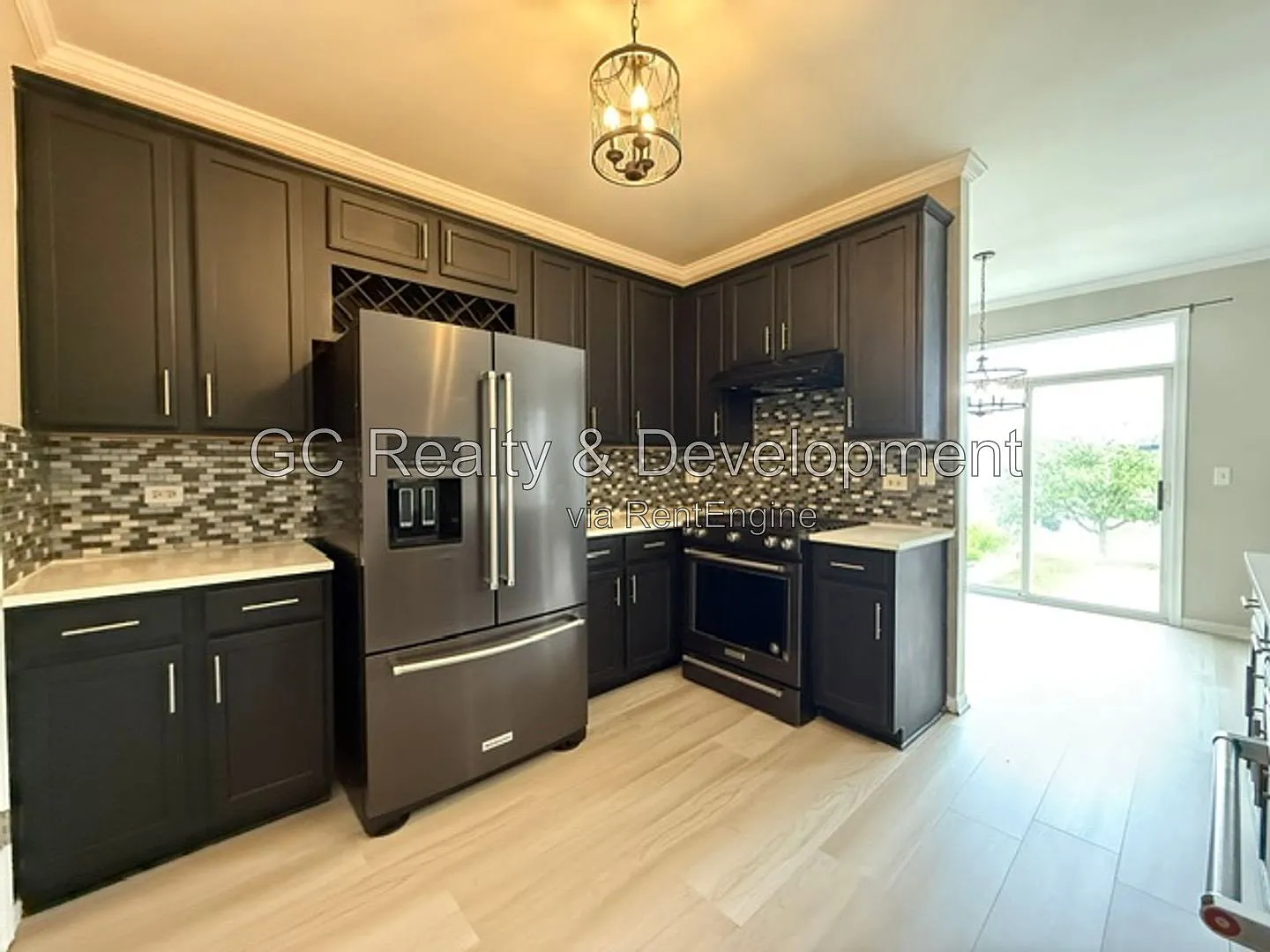 3 bed, 1.5 bath, 1520 sqft, $2,595 — Photo 2